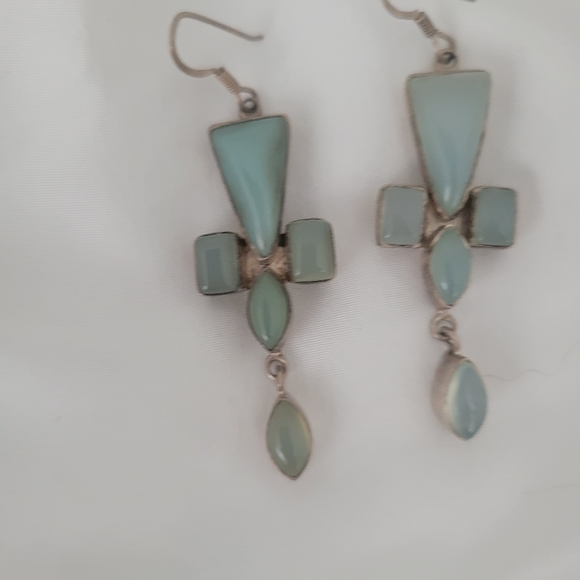 One pair of earrings - Picture 1 of 3